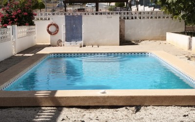 Bungalow de esquina totalmente renovado con gran jardín.